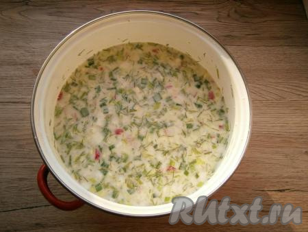 Влить воду, окрошку посолить по вкусу, добавить сахар и щепотку лимонной кислоты. Окрошку перемешать и отправить в холодное место на 1-2 часа.