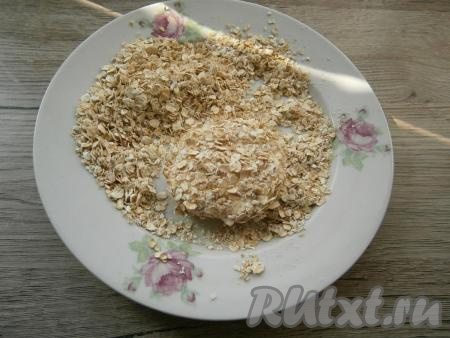 Сырники с шоколадом внутри обвалять со всех сторон в овсяных хлопьях.