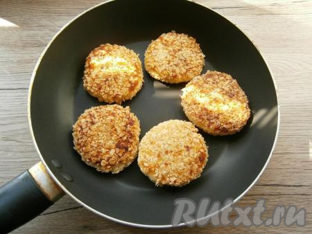 Жарить сырники в разогретом растительном масле на небольшом огне до румяного цвета с двух сторон.