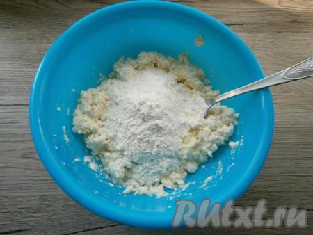 Перемешать творожную массу, добавить муку, ещё раз перемешать.