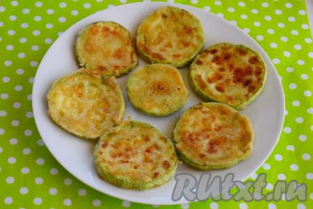 Готовые аппетитные, вкусные кабачки снимаем со сковороды и выкладываем на тарелку. Жареные кабачки можно сразу подавать к столу, а я предлагаю дополнить это блюдо сметанно-чесночным соусом.