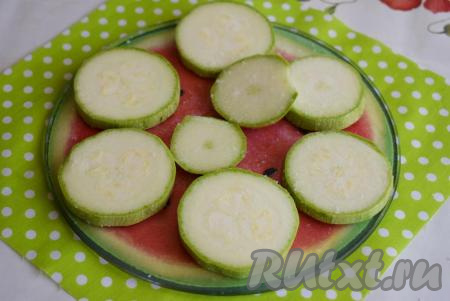Посолим кружочки кабачков&nbsp;с обеих сторон.