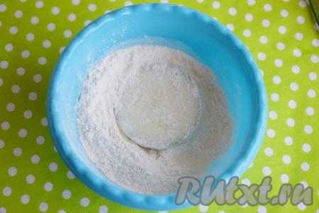 Подготовленные кабачки обваливаем в муке с двух сторон.