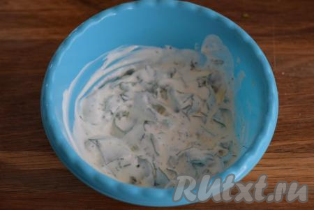 Перемешиваем сметанно-чесночный соус, пробуем и, если необходимо, доводим его до вкуса, исходя из собственных предпочтений (добавляем больше или чеснока, или сметаны, или соли и т.д.).