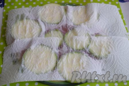 Дадим постоять кабачкам, примерно, 5 минут. За это время кабачки вступят в реакцию с солью и пустят сок. Уберем выделившийся сок, промокнув кружочки кабачков бумажными полотенцами.