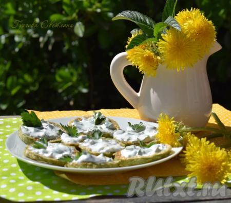 На кружки кабачков, жареных в муке, выкладываем соус так, чтобы он покрывал кабачок сверху.