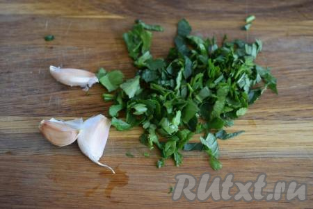 Для приготовления сметанно-чесночного соуса измельчаем зелень.