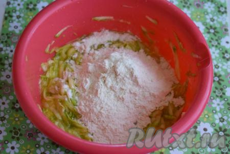 В получившуюся массу добавляем муку.