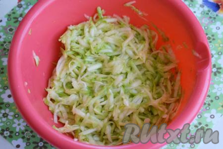 По прошествии 5-10 минут отжимаем кабачок от сока (выделившийся сок выливаем - он нам не понадобится).