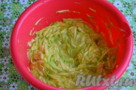 Перемешиваем кабачковую массу до однородности.