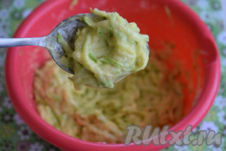 Перемешиваем получившееся тесто для приготовления оладий из кабачков. Тесто должно получиться жидковатым, не плотным, но с ложки стекать оно не должно (как на фото).