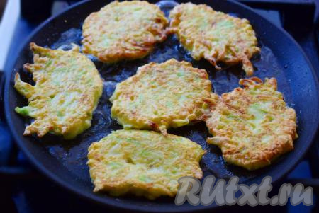 Жарим оладьи на среднем огне по 4-5 минут с каждой стороны (до&nbsp;образования красивой румяной корочки с двух сторон).