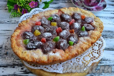 Дать ароматному и очень вкусному песочному пирогу, приготовленному со сливами, остыть в форме, аккуратно его извлечь, посыпать сверху сахарной пудрой, украсить цукатами и подать к чаю.