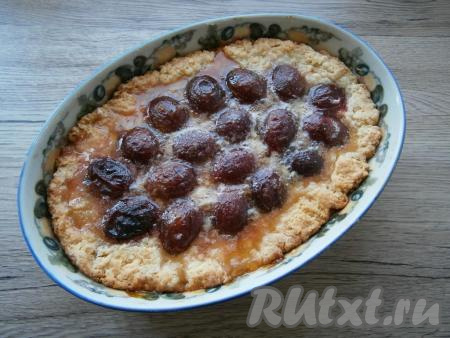 Выпекать пирог при 180 градусах около 35-40 минут.