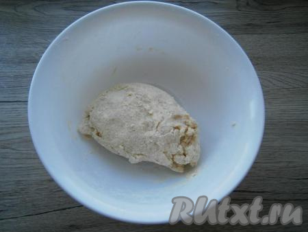 Замесить быстро песочное тесто, которое должно быть мягким и немного липким.