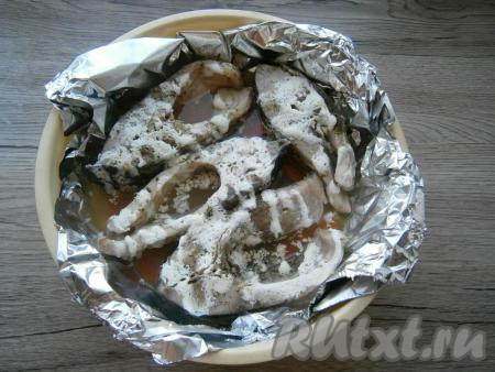 В большую чашу мультиварки влить воду, сверху разместить чашу с карпом. Выставить режим "На пару" на 45 минут, крышку закрыть.