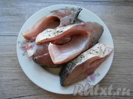 Карпа очистить от чешуи, удалить хвост,&nbsp;голову и внутренности. Нарезать рыбу на крупные куски.