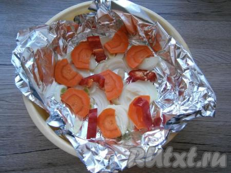 Морковку и лук очистить, сладкий болгарский перец очистить от плодоножки и семян. Чашу для варки на пару застелить фольгой, сложенной вдвое. Выложить на фольгу нарезанные крупно лук, морковь, сладкий болгарский перец, влить немного растительного масла.