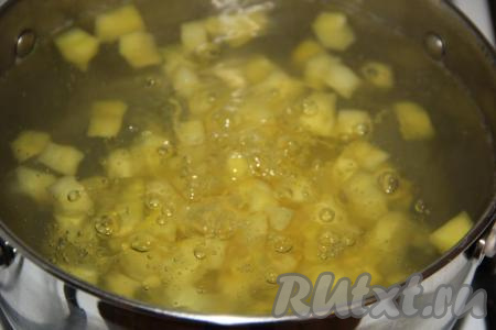 Воду довести до кипения, добавить картофель в кипящую воду и варить 10 минут на небольшом огне. Я варю солянку на воде, а не на мясном бульоне, потому что мне хватает жирности колбасного ассорти, которое мы будем добавлять в дальнейшем.