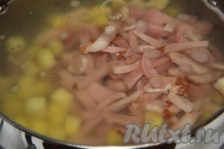 Выложить нарезанное колбасное ассорти в кастрюлю, варить минут 5-7 с момента закипания на небольшом огне.