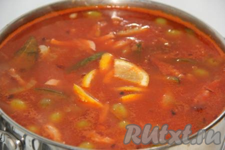 Добавить в солянку оливки, дольки лимона, соль по вкусу и лавровый лист, варить солянку 10 минут, затем снять с огня, накрыть крышкой и дать настояться.