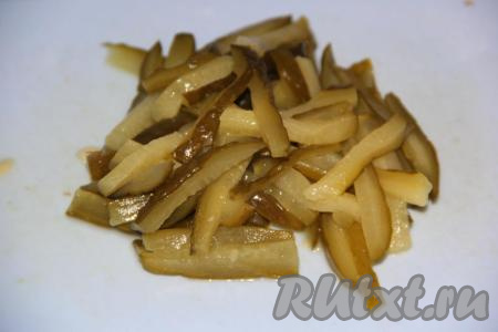 Огурчики нарезать длинными брусочками.