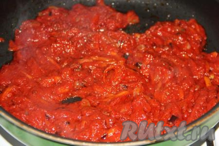 Овощи с колбасой, тушеные в томатной пасте, выложить в солянку.