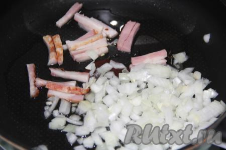 Добавить огурцы в кастрюлю и варить солянку еще 5 минут. Лук очистить и мелко нарезать. В сковороду добавить кусочки колбасы, которые мы откладывали для обжарки, 1 столовую ложку&nbsp;растительного масла и лук, обжарить на среднем огне, помешивая, до золотистости лука.