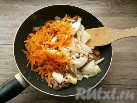 Обжаривать куриную печень на небольшом огне, помешивая, до изменения цвета, после чего добавить лук и морковь.