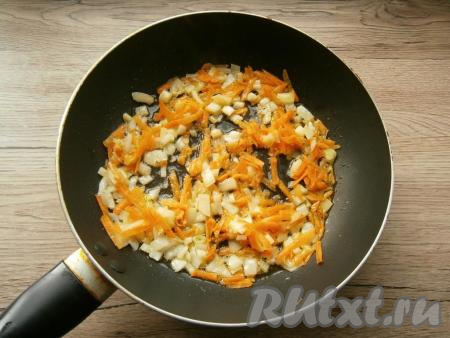 Морковь и чеснок очистить. Лук обжарить до мягкости, помешивая, затем добавить натертую на крупной терке морковь. Обжарить овощи вместе на среднем огне еще минуты 2-3, иногда перемешивая.