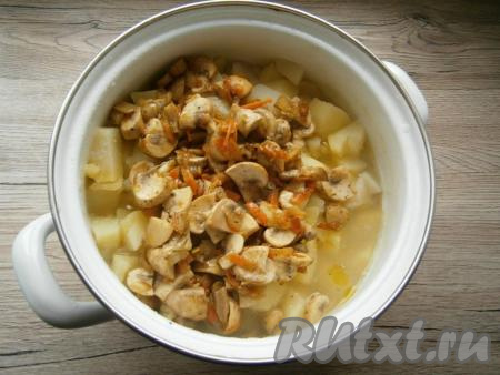 Когда картофель будет готов, слить половину воды. В кастрюлю добавить грибную приправу и обжаренные с овощами шампиньоны.