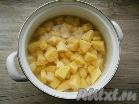 Картофель очистить и нарезать в кастрюлю кубиками. Полностью залить холодной водой, поставить на огонь. Варить картошку с момента закипания на небольшом огне, подсолив воду, 20-25 минут (до готовности).