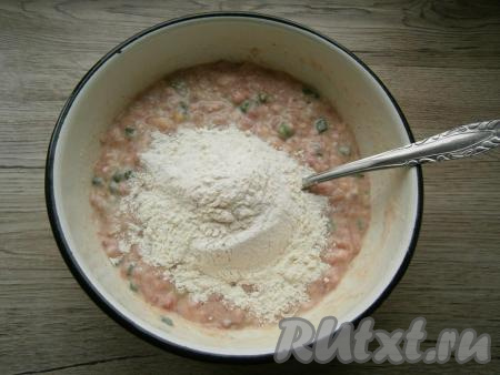 Всыпать муку, хорошо перемешать фарш и тесто для мясных оладий готово.