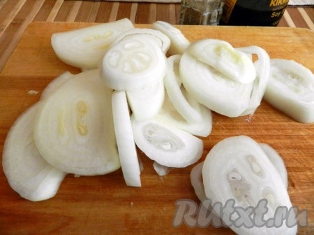 Лук очистить и нарезать кольцами.