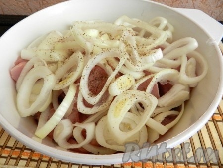 Смешать мясо с луком, посыпать перцем.