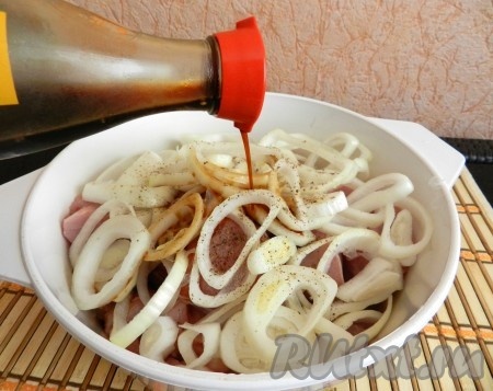 Залить соевым соусом, перемешать и оставить мариноваться на 2 часа.