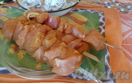 Теперь можно приступить к разжиганию мангала, этим всегда занимается мой супруг, как и дальнейшим приготовлением шашлыка. Мясо индейки нужно нанизывать на шампуры, прижимая кусочки плотно друг у другу.