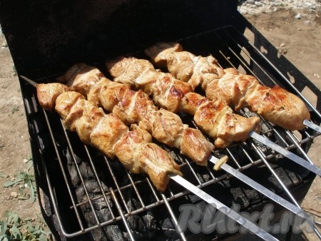 В процессе можно поливать мясо соком или минеральной водой. 