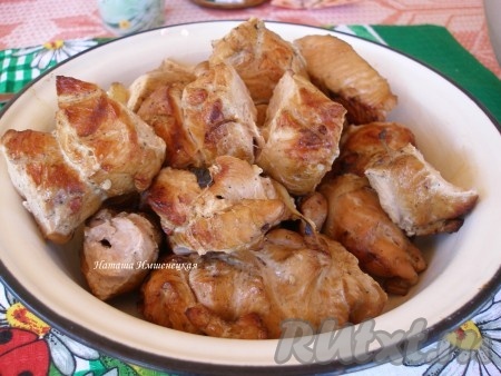 Шашлык из индейки, приготовленный по этому рецепту, получается невероятно сочным, нежным и вкусным.