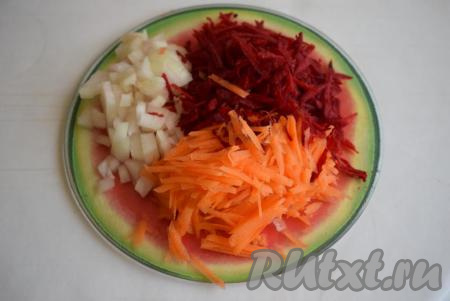 Картофель добавим в кипящий бульон и будем варить его до готовности, примерно, 15 минут&nbsp;с момента закипания (время приготовления зависит от сорта картофеля) на небольшом огне. А пока варится картофель, очистим свеклу, морковь и лук. Нарежем лук мелко, а свеклу и морковь натрем на крупной терке.