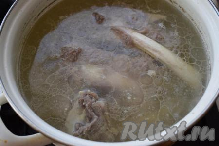 Ставим кастрюлю на плиту и доводим до кипения.&nbsp;Снимаем образующуюся&nbsp;пену во время варки (до полного исчезновения пены). К мясному бульону добавляем очищенные луковицу и морковь&nbsp;для аромата и насыщенности. После закипания уменьшаем огонь, накрываем кастрюлю крышкой и варим наш бульон до готовности говядины (примерно, 2-2,5 часа). Лук и морковь&nbsp;вынимаем, они отдали бульону свой вкус и аромат, поэтому они нам больше не понадобятся. Готовое мясо и косточки достаем из бульона при помощи шумовки, мясо охлаждаем и отделяем от костей, нарезаем на порционные кусочки, в дальнейшем мы будем добавлять кусочки говядины в тарелки при подаче. При необходимости, процеживаем бульон через ситечко (делаем это во избежание попадания мелких костей в тарелку, а также чтобы бульон стал еще более прозрачным). Наш говяжий бульон готов и теперь мы можем приступить к приготовлению борща.