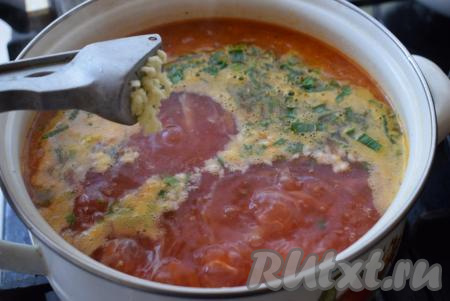 Как только борщ закипит, добавляем к нему пропущенный через пресс&nbsp;чеснок и рубленную зелень.