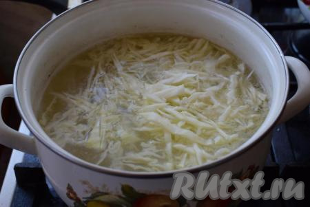 Солим наш будущий борщ по вкусу. К практически готовому картофелю добавляем капусту и провариваем ее с момента закипания около 5-7 минут (если капуста нежная - вполне хватит и 3-4 минут).&nbsp;Капуста в борще не должна стать мягкой и разваренной.