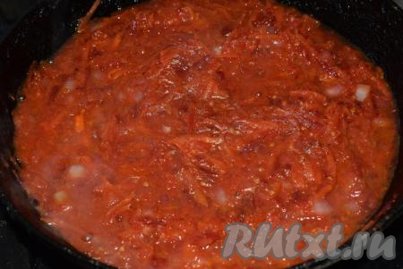 Обжарим их на среднем огне до прозрачности (примерно, 10 минут). К зажарке добавим томат или томатную пасту, разведенную кипяченой водой. Перемешаем зажарку с томатом и потушим под крышкой, примерно, 5 минут.