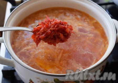 К картошке с капустой добавляем зажарку и провариваем вместе до момента закипания.