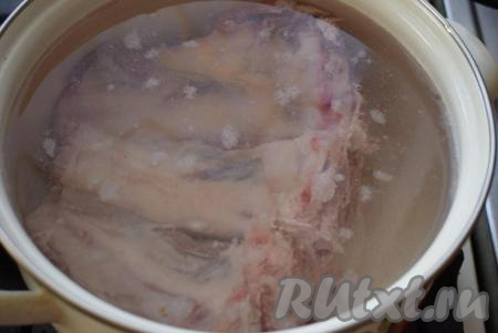 Для начала сварим насыщенный говяжий бульон. Для этого кладем в холодную воду промытое мясо говядины на кости (именно мясо с косточкой дает наваристый и&nbsp;ароматный бульон, который нам нужен).