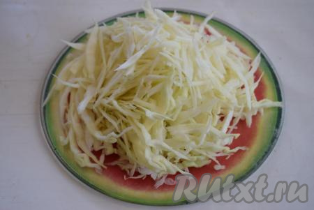 Шинкуем капусту.