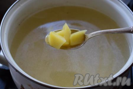 Когда картофель станет мягким, достаем, примерно, 2 столовые ложки&nbsp;картофеля и разминаем его в пюре, добавляем пюре обратно в бульон (делаем это для того, чтобы наш борщ стал более насыщенным).