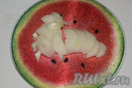 Когда кусочки говядины слегка подрумянятся, закрываем крышку мультиварки и жарим еще, примерно, 20 минут, периодически открывая крышку и помешивая мясо. В процессе жарки весь сок из мяса испарится, в этот момент добавляем к мясу очищенный и&nbsp;нарезанный на полукольца лук.