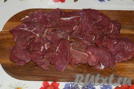 Солим, перчим говядину и даем пропитаться, примерно, 15 минут.